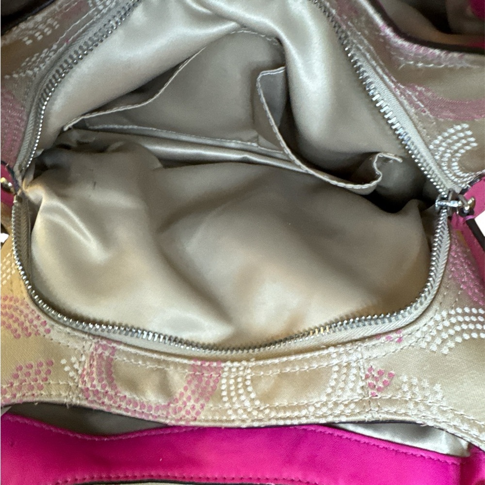 Coach Ashley Op Art Pink Handbag
Polka DotHobo Bag
(L)31.7cmx(H)29.5cmx(W)29.5cm - Picture 5 of 7